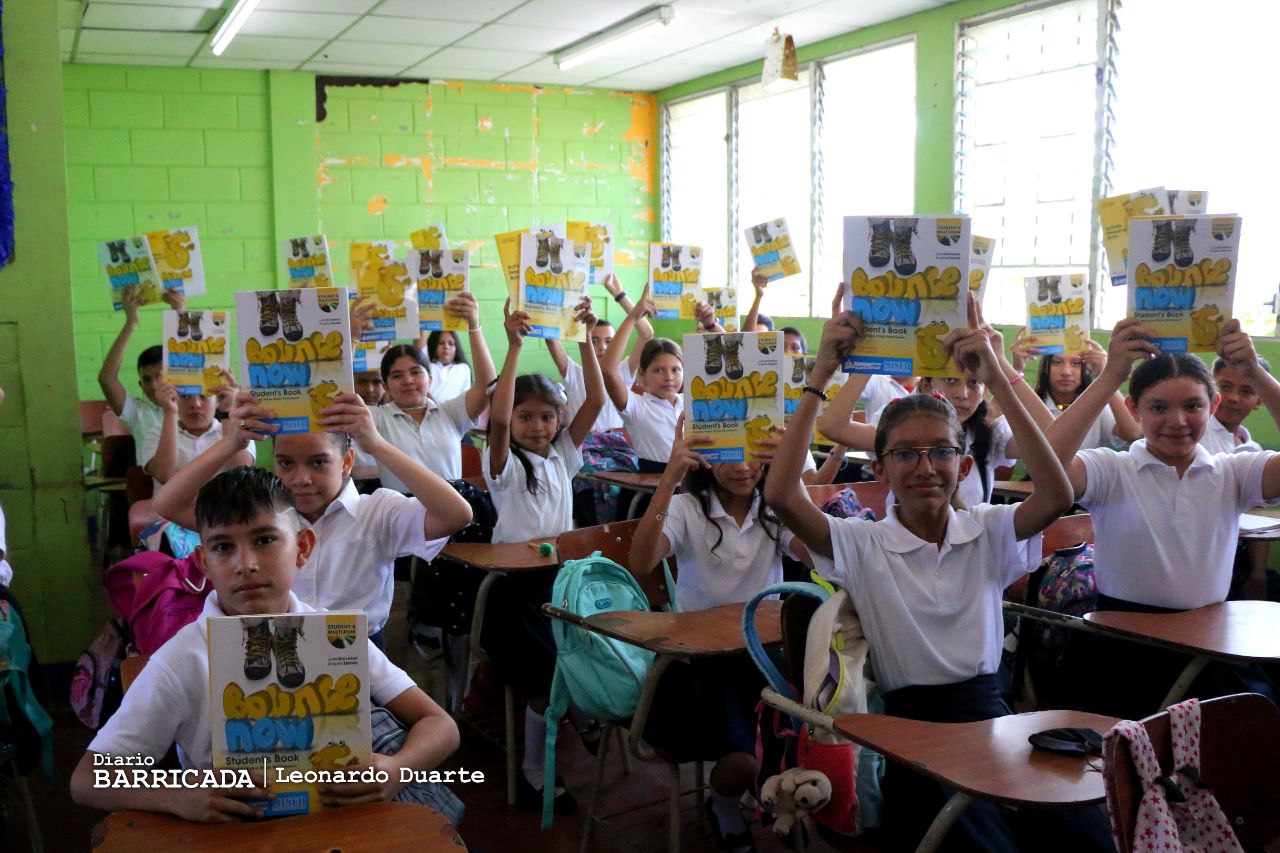 Estudiantes Refuerzan Aprendizajes Con Nuevos Libros De Ingl S