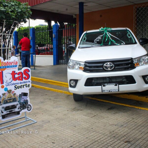 Foto de Lanzamiento de Balotas de Lotería Nacional