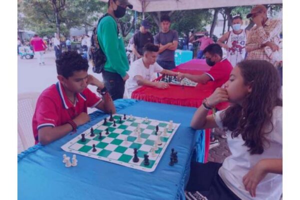 Mega simultánea de ajedrez en Matagalpa, saludando al Comandante Carlos Fonseca