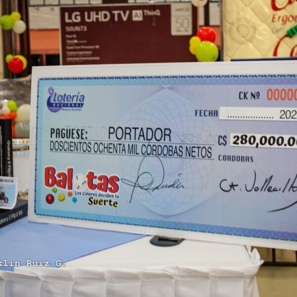 Foto de Lanzamiento de Balotas de Lotería Nacional