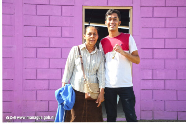 Reconocen labor de 100 padres nicaragüenses con nuevas viviendas