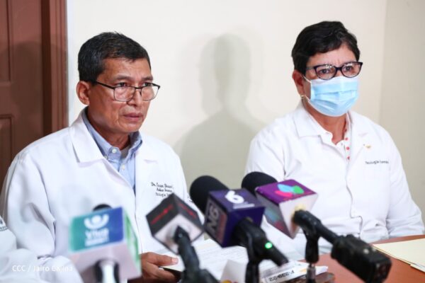 Niño muere mientras era alimentado con leche materna 