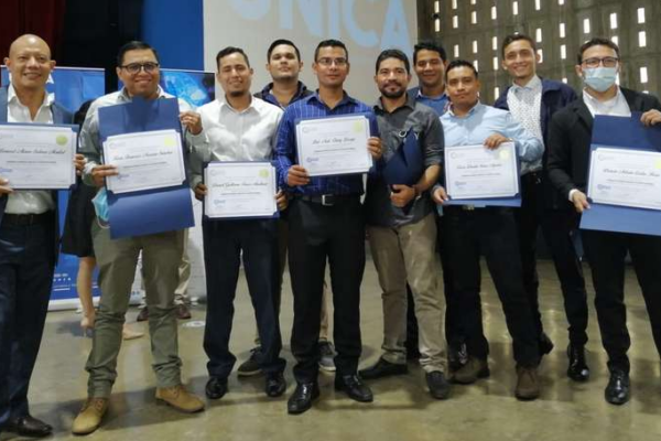 Jóvenes nicaragüenses son certificados en inteligencia de negocios