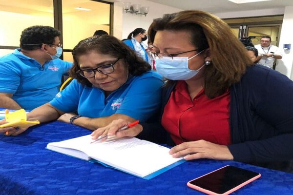 Más de 300 docentes participan en espacios de innovación y creatividad