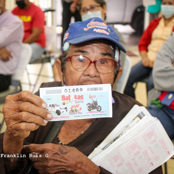 Foto de Lanzamiento de Balotas de Lotería Nacional