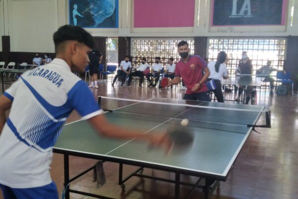 Estudiantes de Managua demuestran habilidades en tenis de mesa
