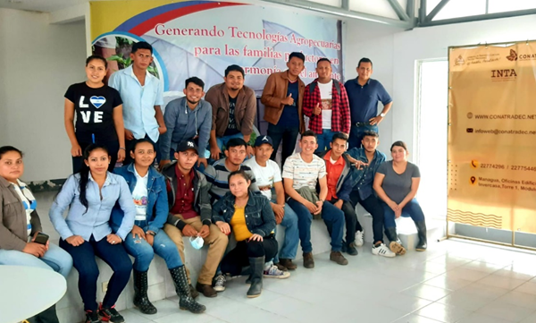 Estudiantes de UNICAM conocer quehacer de la producción de plántulas de hortalizas