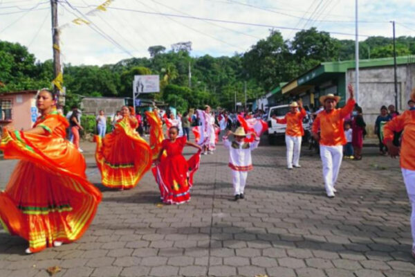 Familias disfrutan fiestas culturales en honor a San Juan Bautista