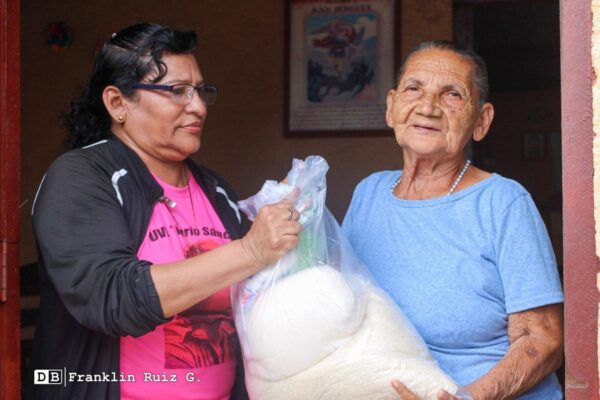 Felicidad predomina en madres de Héroes y Mártires que reciben paquetes alimenticios