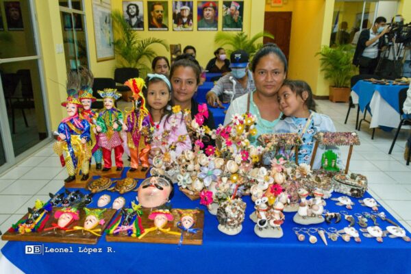 Capacitan a artesanos del sector forestal en estrategias de mercadeo por redes sociales