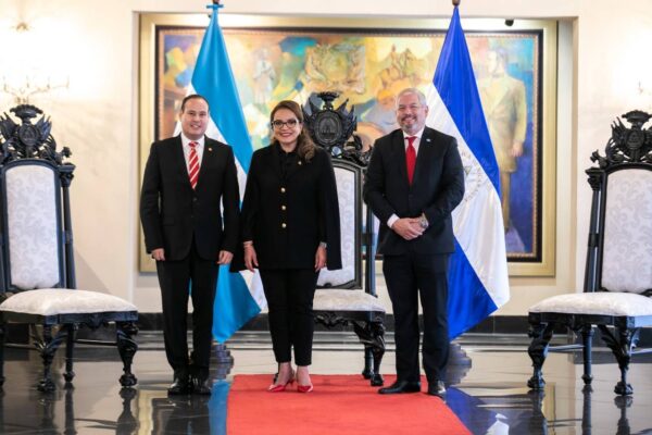 Embajador nicaragüense presenta cartas credenciales a presidenta de Honduras