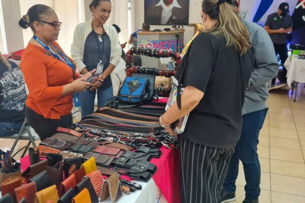 Impulsan feria creativa para celebrar a padres nicaragüenses