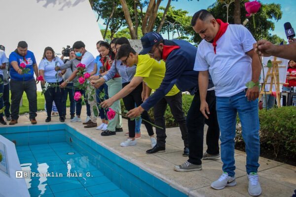 Nicaragua rinde homenaje al Comandante Carlos Fonseca Amador por natalicio