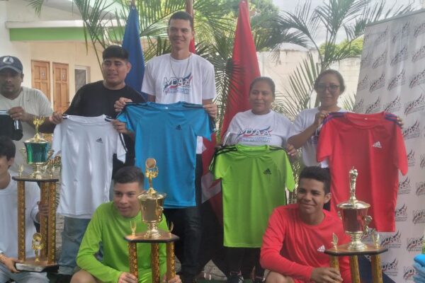 Entregan 1 mil 200 uniformes a jóvenes atletas de Nicaragua