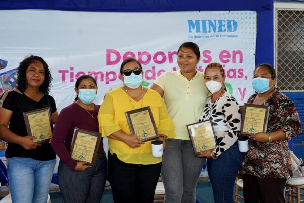 Maestros de educación física son homenajeados con reconocimientos