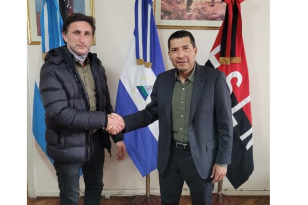 Embajador nicaragüense en reunión con periodista de Argentina