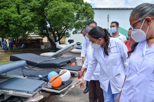 Dotan a unidades de salud de Nicaragua con camillas ginecológicas
