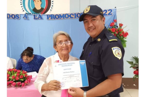 Adultos mayores se gradúan en metodología para la creación de negocios