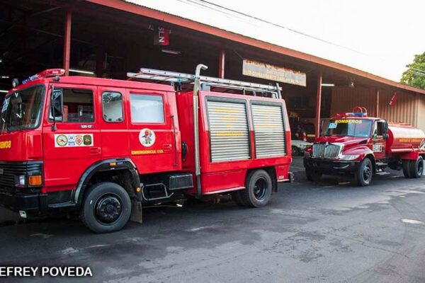 Trasladan dos cisternas para estación de bomberos de San Dionisio