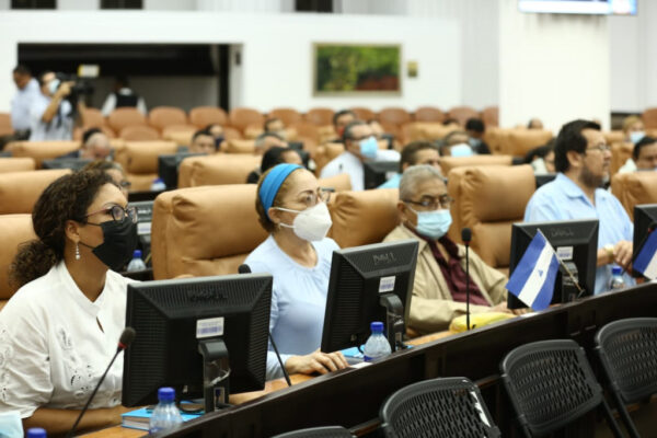 Parlamento cancela personalidad jurídica de 100 organizaciones