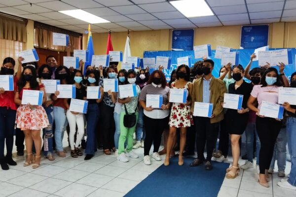 Nicaragüenses fortalecen competencias del idioma inglés