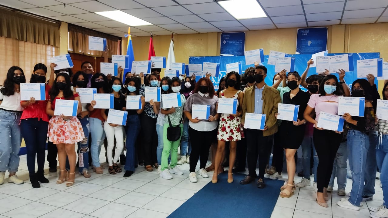 Nicaragüenses fortalecen competencias del idioma inglés
