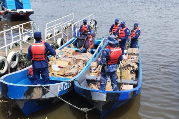Retienen a ciudadanos en Río Papaturro