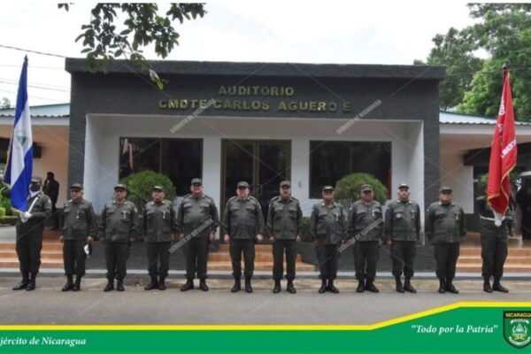 Condecoran a oficiales del Ejército que pasan a la condición de retiro