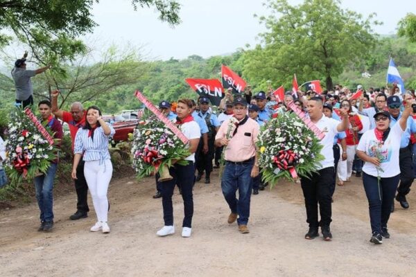 Dedican mausoleo a los héroes y mártires del Fortín de Acosasco