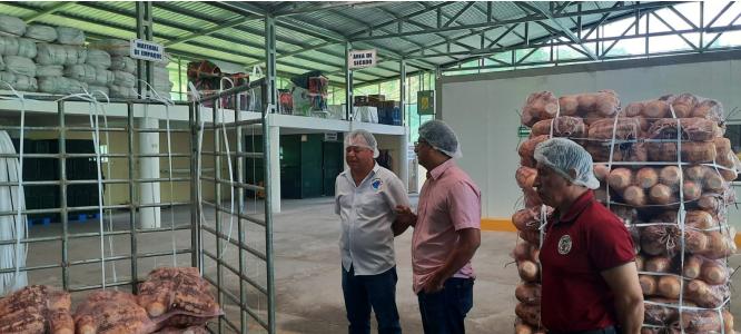 Gobierno visita empresa exportadora de raíces y tubérculos en San Ramón
