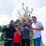 Depositan ofrendas florales al campeón del pueblo