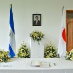 Firman libro de condolencias por asesinato del ex primer ministro de Japón