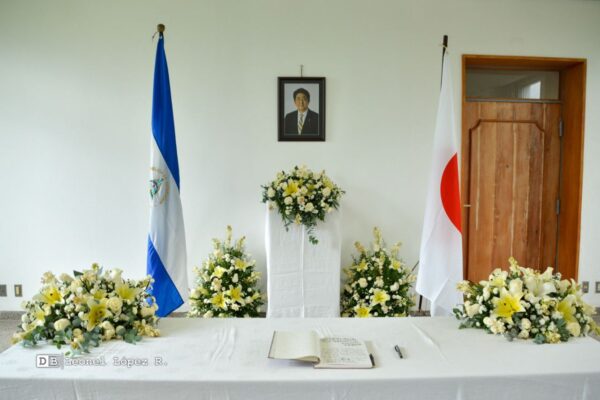 Firman libro de condolencias por asesinato del ex primer ministro de Japón