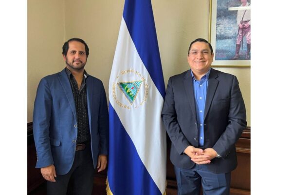 Embajador nicaragüense se reúne con cantautor costarricense, Alberto Campos