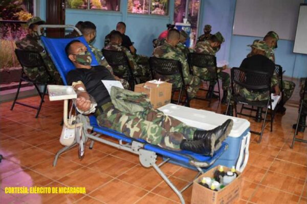 Efectivos militares en  jornada de donación voluntaria de sangre