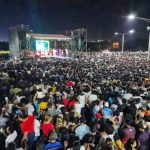 Masivo concierto celebra 1 millón de costeros