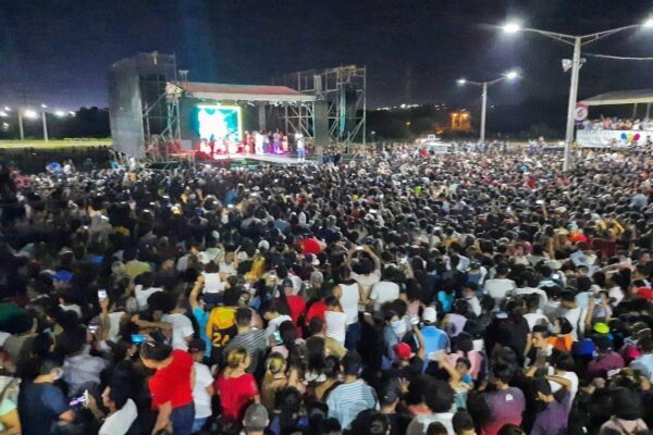 Masivo concierto celebra 1 millón de costeros