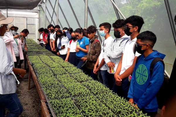 Estudiantes conocen quehacer del Centro de Desarrollo Tecnológico en San Isidro