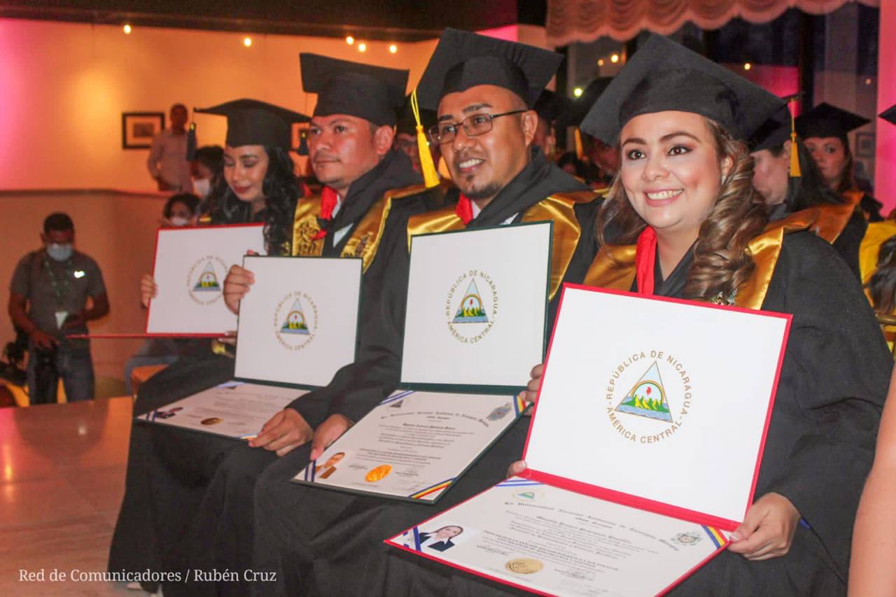 Jóvenes nicaragüenses se gradúan de programa de maestrías