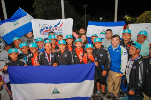 Emotivo recibimiento a la  Selección Nacional de Béisbol Infantil