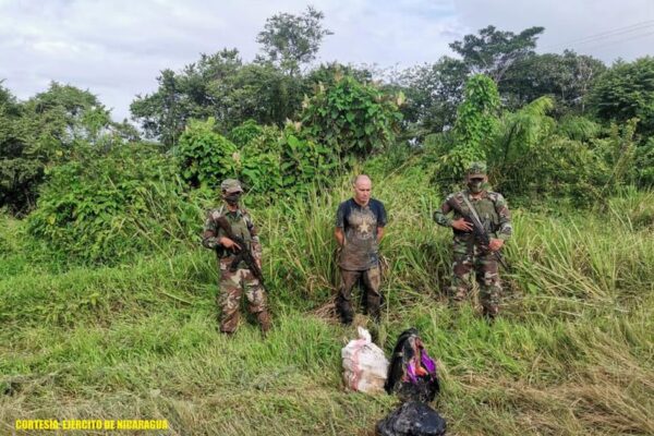 Retienen a ciudadanos con armas de fuego sin documentación