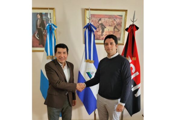 Embajador nicaragüense se reúne con director de Casa Patria Grande