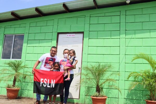 100 familias nicaragüenses reciben viviendas en Managua