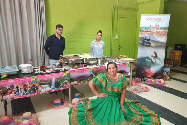 Gastronómica nicaragüense deleita a ciudadanos en Bélgica