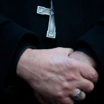 Fabrizio Casari: El obispo del dios dinero