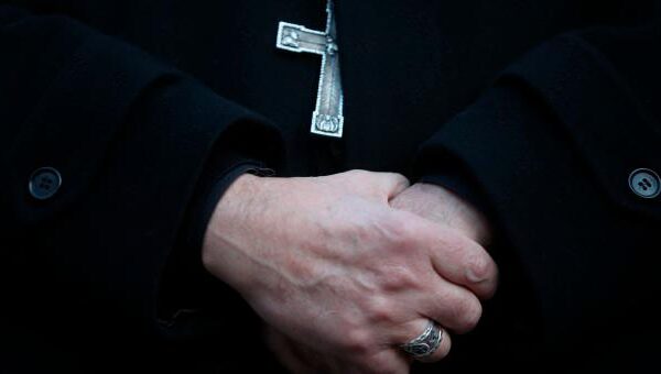 Fabrizio Casari: El obispo del dios dinero