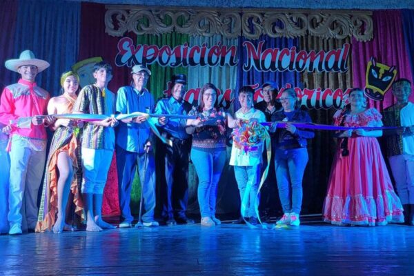 León alberga exposición sobre trajes folclóricos de más de 30 bailes