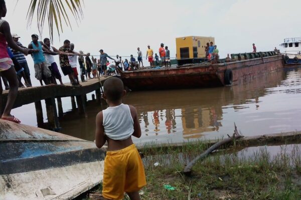 Pueblo de Orinoco recibe generador eléctrico