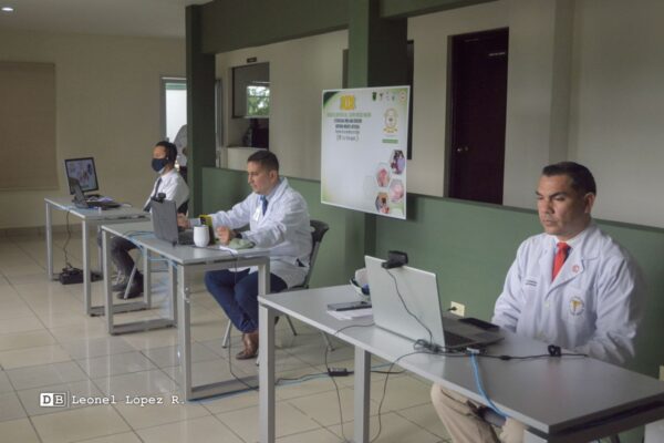 Capacitan a médicos para fortalecer acciones en la atención binomio