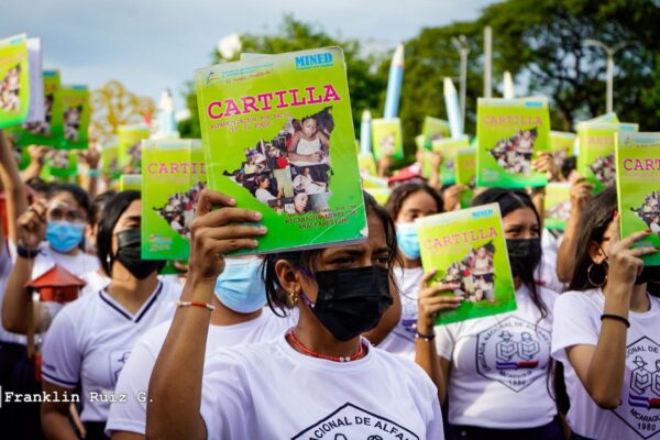 Juventud nicaragüense protagoniza caminata en honor a la alfabetización